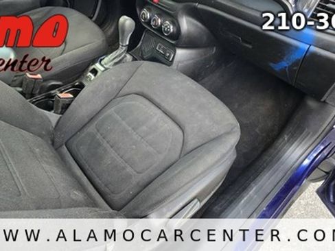 Used 2017 Jeep Renegade Altitude FWD image 17