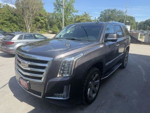 Used 2017 Cadillac Escalade Luxury RWD image 2