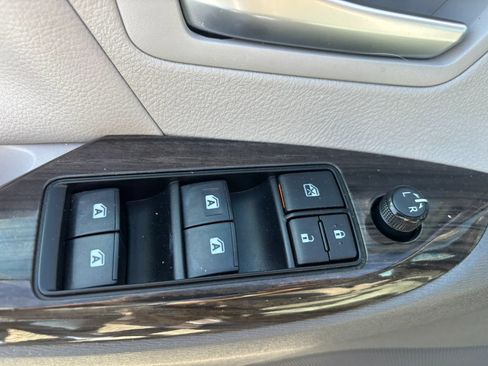 Used 2020 Toyota Sienna XLE Premium FWD image 19