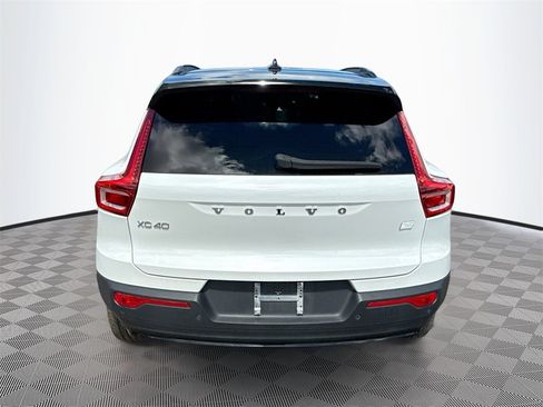 Used 2023 Volvo XC40 Recharge Plus image 7