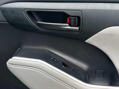 Used 2021 Toyota Highlander L FWD image 19