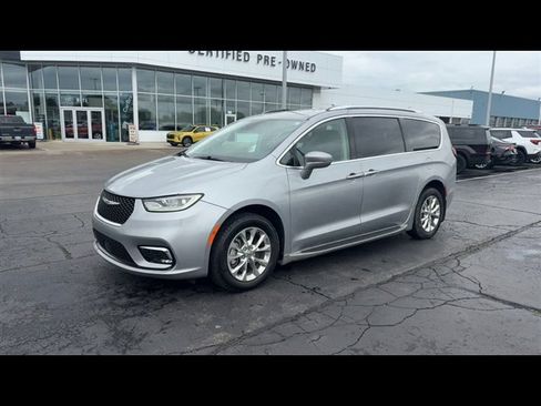 Used 2021 Chrysler Pacifica Touring-L AWD/4WD image 4