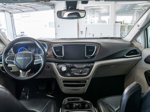 Used 2017 Chrysler Pacifica Touring-L FWD image 18