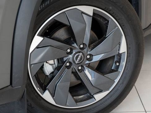 Used 2025 Nissan Rogue SV FWD image 2