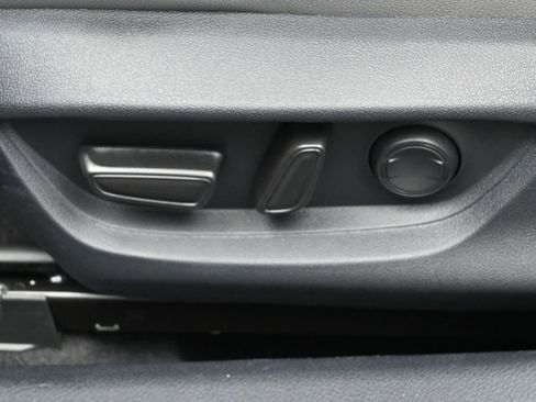 Used 2025 Toyota Camry SE image 12