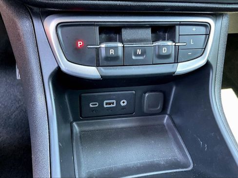 Used 2024 GMC Terrain SLE w/ Driver Convenience Package FWD image 17