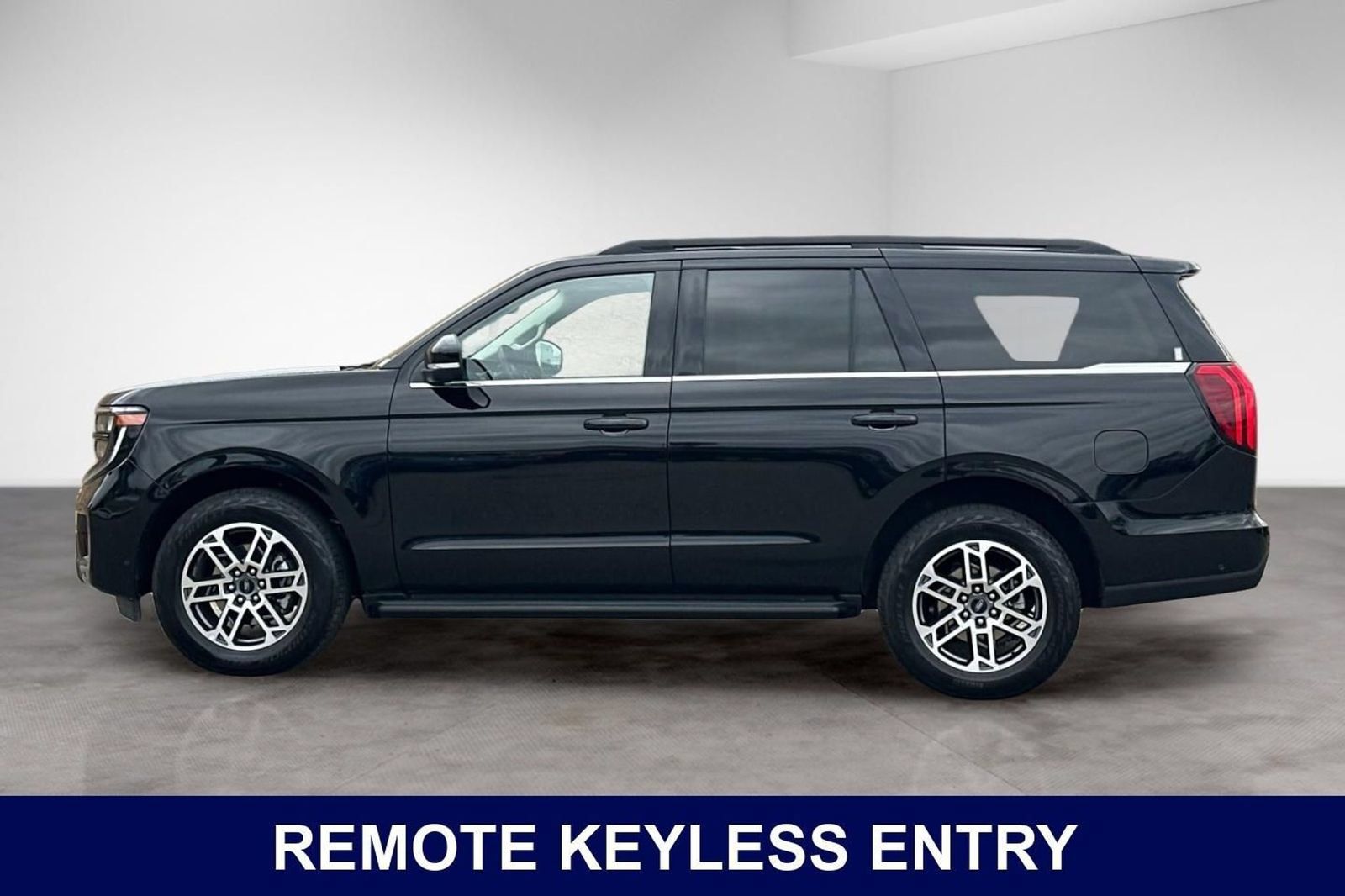 Used 2025 Ford Expedition Active AWD/4WD image 2