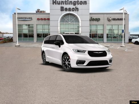 New 2026 Chrysler Pacifica Limited image 16