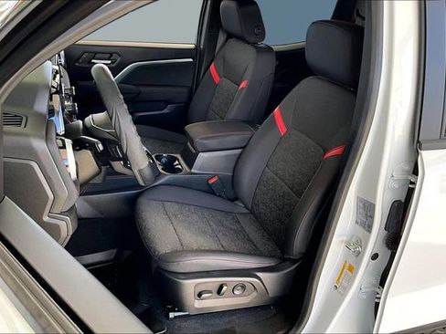 Used 2024 Chevrolet Colorado Z71 w/ Z71 Convenience Package 2 image 18