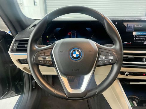Used 2023 BMW i4 eDrive35 RWD image 17