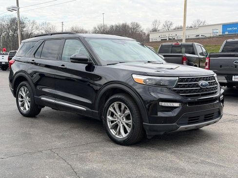 Used 2023 Ford Explorer XLT w/ Equipment Group 202A AWD/4WD image 2