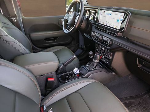 Used 2024 Jeep Gladiator Mojave AWD/4WD image 27