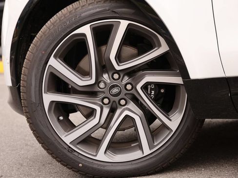 Used 2025 Land Rover Discovery Metropolitan Edition AWD/4WD image 7