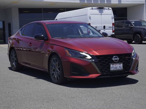 Used 2023 Nissan Altima 2.0 SR FWD image 2