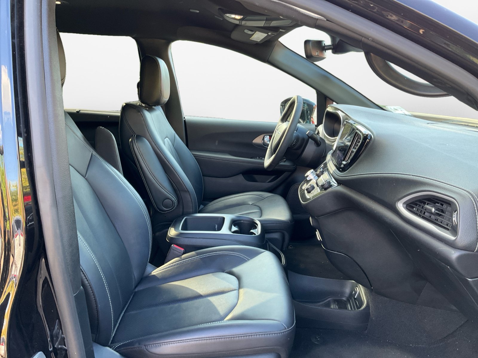 Used 2025 Chrysler Pacifica Select AWD/4WD image 17