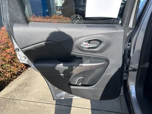 Used 2019 Jeep Cherokee Latitude Plus w/ Comfort/Convenience Group image 11