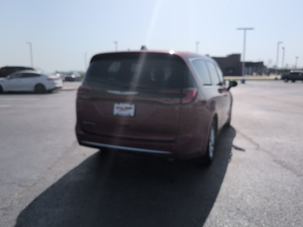 Used 2025 Chrysler Pacifica Select FWD image 7