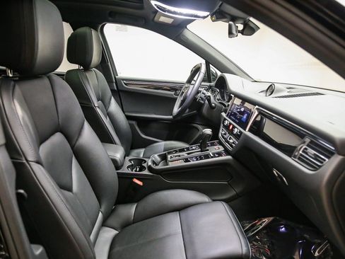 Certified 2025 Porsche Macan AWD/4WD image 23