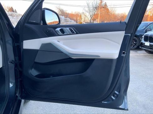 Used 2019 BMW X5 xDrive50i w/ M Sport Package image 23