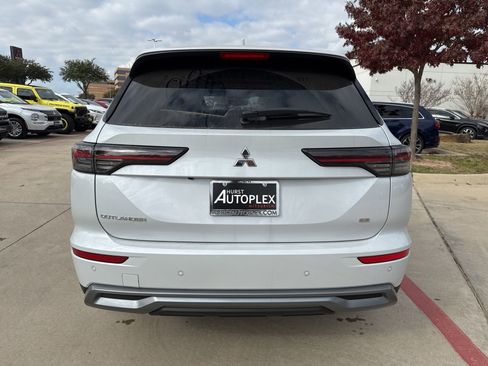 New 2026 Mitsubishi Outlander SE image 2