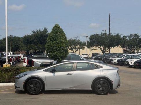 Certified 2025 Toyota Prius Plug-In Hybrid FWD image 4