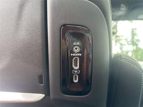 New 2025 Chrysler Pacifica Select w/ Uconnect Theater Family Group image 20