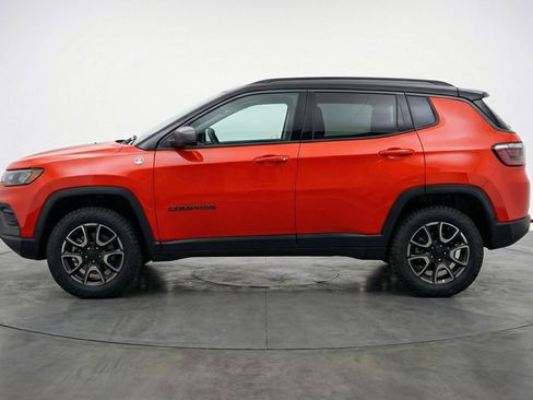 Used 2025 Jeep Compass Trailhawk AWD/4WD image 3