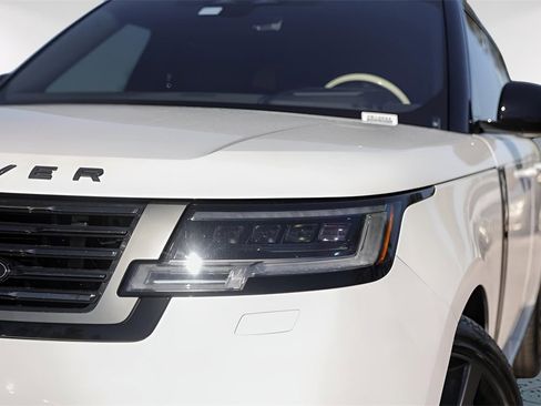 Used 2023 Land Rover Range Rover SV image 3
