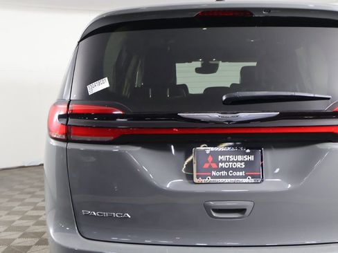 Used 2023 Chrysler Pacifica Touring-L FWD image 16