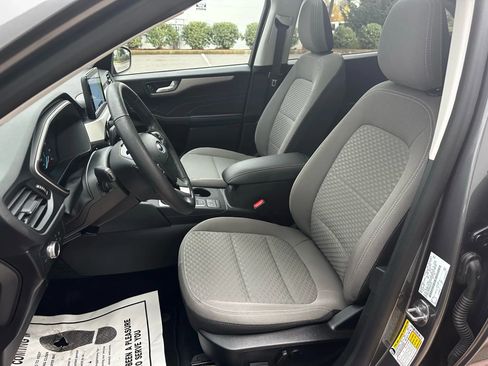 Used 2021 Ford Escape SE w/ SE Sport Appearance Package image 9