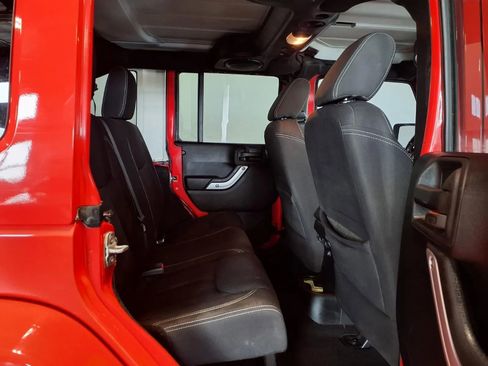 Used 2013 Jeep Wrangler Unlimited Sahara AWD/4WD image 9
