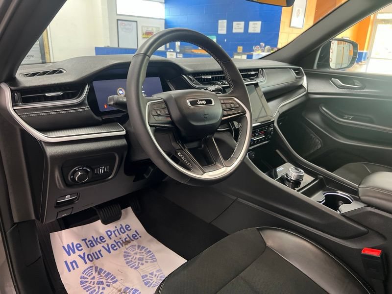 Used 2025 Jeep Grand Cherokee Altitude AWD/4WD image 20