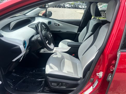 Used 2018 Toyota Prius Prime Advanced w/ Carpet Mat Package FWD image 9