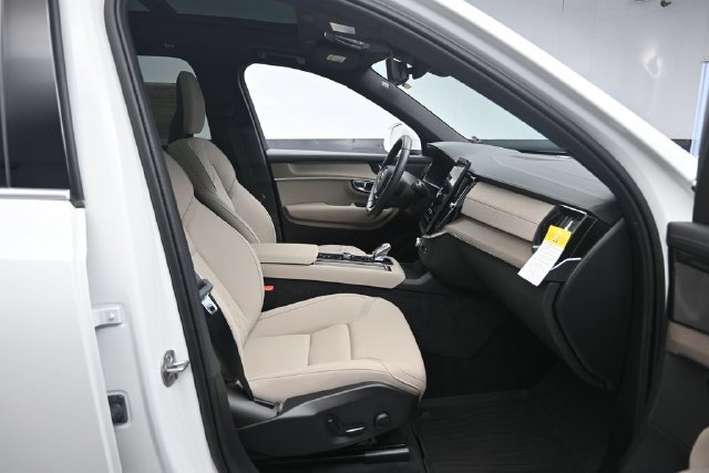 Used 2026 Volvo XC90 B6 Plus w/ Protection Package Premier AWD/4WD image 28