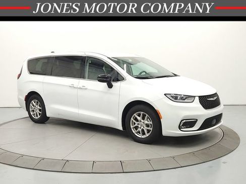Used 2024 Chrysler Pacifica Touring-L FWD image 1