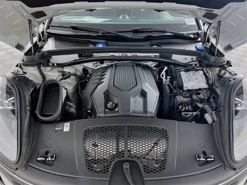 New 2026 Porsche Macan image 32