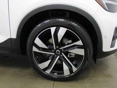 Used 2025 Volvo XC40 B5 Plus image 4