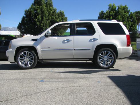 Used 2011 Cadillac Escalade Platinum image 1