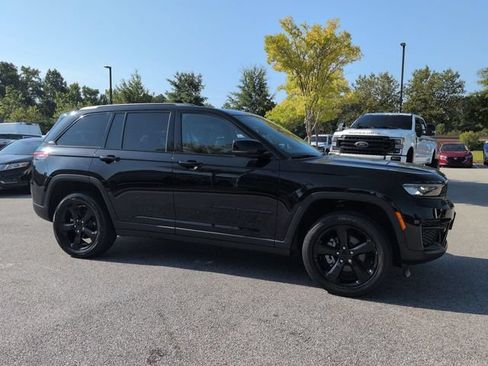 Used 2023 Jeep Grand Cherokee Altitude AWD/4WD image 2