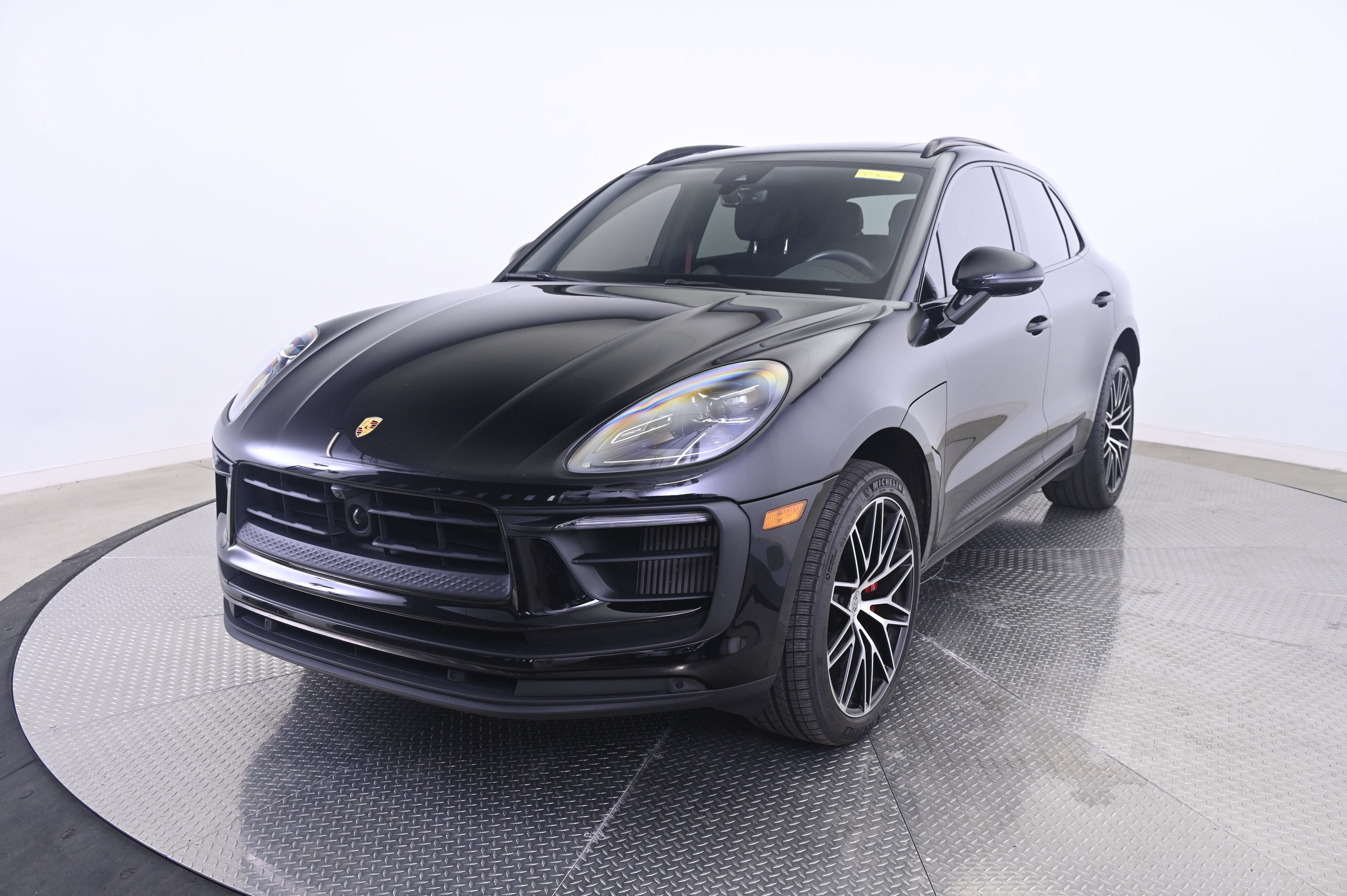 Certified 2023 Porsche Macan S AWD/4WD image 1