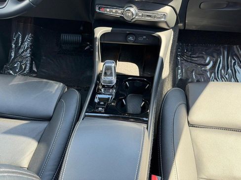 Certified 2025 Volvo XC40 B5 Plus AWD/4WD image 15