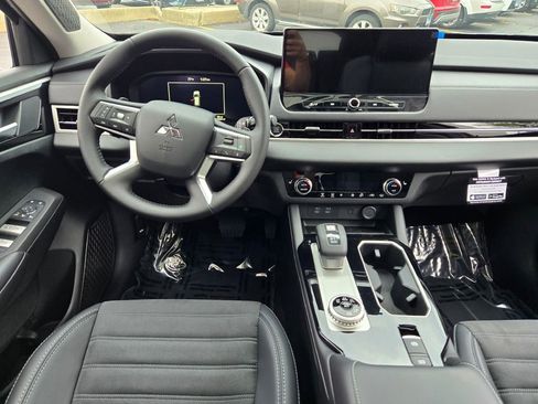 New 2025 Mitsubishi Outlander SE image 14