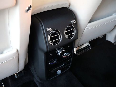 Used 2023 Rolls-Royce Cullinan w/ Cullinan Package image 27