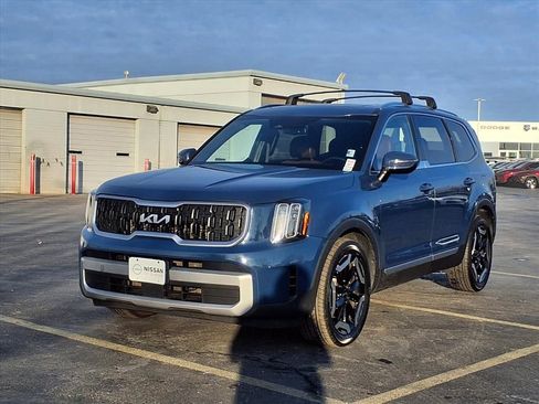 Used 2023 Kia Telluride EX w/ EX Captain's Chair Package image 2