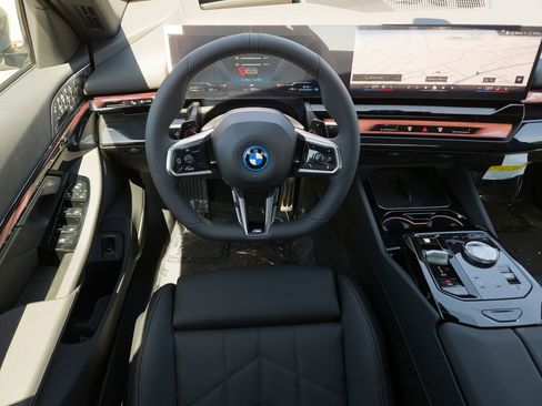 New 2026 BMW 550e xDrive w/ Premium Package AWD/4WD image 16