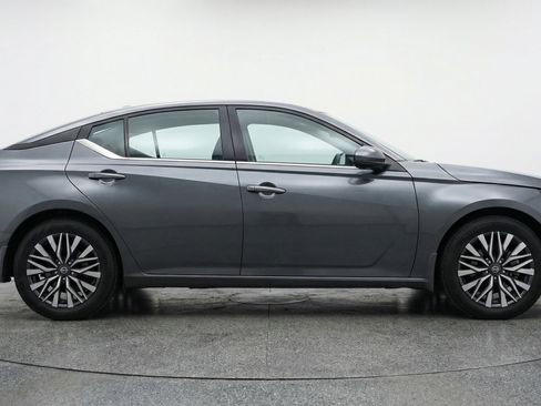 Used 2025 Nissan Altima 2.5 SV FWD image 11