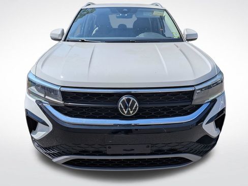 Used 2023 Volkswagen Taos SE w/ Panoramic Sunroof Package AWD/4WD image 9
