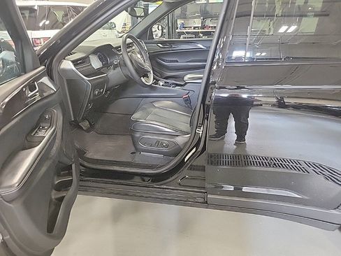 Used 2023 Jeep Grand Cherokee Altitude image 2