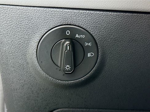 Used 2024 Volkswagen Taos SE image 17