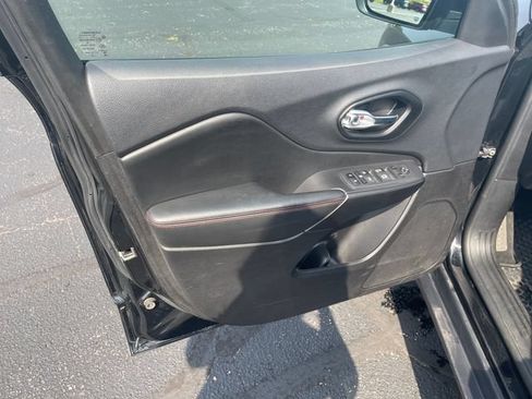 Used 2022 Jeep Cherokee Trailhawk w/ Comfort/Convenience Group AWD/4WD image 12